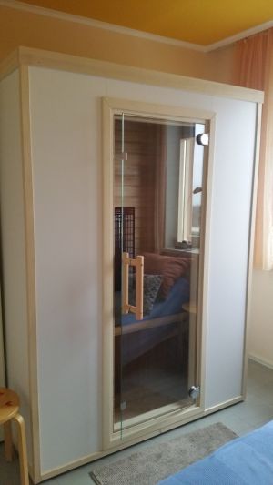 Infrarot-Wärmekabine im kleineren Schlafzimmer nach Osten mit Blick über die Steilküste hinweg auf die Ostsee. - Bild 14: Großzügige Ferienwohnung mit Meerblick und Infrarotsauna in Hohwacht