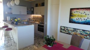 Offfene Küche Alles neu in 4/2021
Die Barküche ist voll ausgestattet mit Pott und Pann, Geschirr und -spülmaschine, Mikrowelle und Backofen, Kaffeemschine,Toaster, Wasserkocher... - Bild 11: Großzügige Ferienwohnung mit Meerblick und Infrarotsauna in Hohwacht