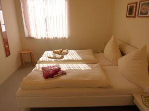 Schlafzimmer Das Schlafzimmer mit Doppelbett nach Südwesten. - Bild 13: Großzügige Ferienwohnung mit Meerblick und Infrarotsauna in Hohwacht