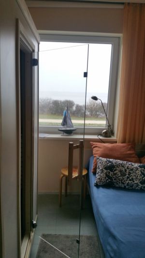 Schlafzimmer mit Ostseeblick Das kleinere Schlafzimmer mit einem Einzelbett und der Infrarot-Wärmekabine. - Bild 15: Großzügige Ferienwohnung mit Meerblick und Infrarotsauna in Hohwacht
