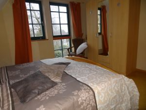 Schlafzimmer mit Doppelbett 2,00 x 1,80 m - Bild 7: Hundefreundliche komfortable Vier-Sterne-FeWo mit Sauna an der Nordsee