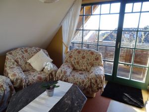 Helles, gemütliches Wohnzimmer mit "Wintergartenfeeling" - Bild 1: Hundefreundliche komfortable Vier-Sterne-FeWo mit Sauna an der Nordsee