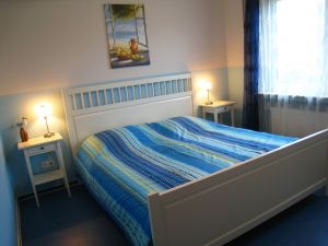 Blaues Schlafzimmer mit Doppelbett - Bild 10: Ferienwohnung "Regina" im Hafenstädchen Varel