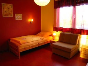 Rotes Schlafzimmer mit zwei Einzelbetten - Bild 11: Ferienwohnung "Regina" im Hafenstädchen Varel