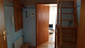 ...im Eingangsbereich ist eine Garderobe, ein Schuhregal und unter der Treppe befinden sich noch ein weiterer Stauraum... - Bild 11: FeWo Entennest für 4 Personen Hunde willkommen