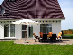 Terrasse mit gemütlichen Möbeln - Bild 7: Haus "Boddenblick" in Vieregge auf der Insel Rügen