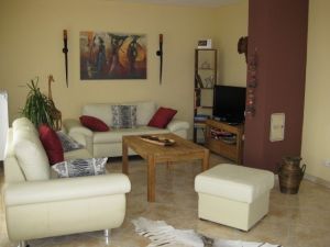 Blick auf Sitzecke und Kaminofen - Bild 8: Haus "Boddenblick" in Vieregge auf der Insel Rügen