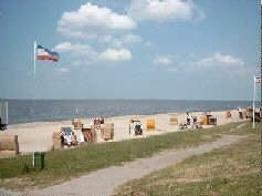 Nur 200m sind es zum Sandstrand mit Strandkörben, Spielplatz und Strandbar. - Bild 7: Ferienhaus Seeblick im Nordsee-Bad Dangast direkt beim Strand mit Hund