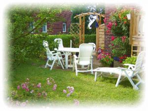 Unser Garten ist komplett eingezäunt und bietet eine Südterrasse mit Gartenmöbeln und Grill. - Bild 6: Ferienhaus Seeblick im Nordsee-Bad Dangast direkt beim Strand mit Hund
