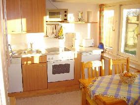 Die Küche mit Ceranherd, Mikrowelle, Kühlschrank und Geschirrspüler sowie Platz für 4-6 Personen - Bild 5: Ferienhaus Seeblick im Nordsee-Bad Dangast direkt beim Strand mit Hund