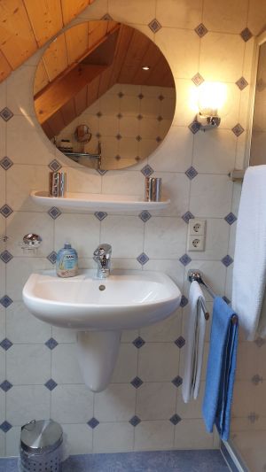 Bild 17: komfortable Fewo, "Fürbüüni", DG 4 Pers., Balkon, 2 DZ, 2 DU/WC, w-lan