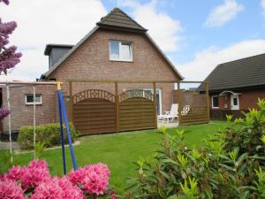 Garten mit Sandkiste, 2 Schaukeln,
Gartenmöbeln, Grill - Bild 1: Ferienhaus Anabel für 7 Pers., 400m z. Strand in Schönhagen mit Wärmekabine