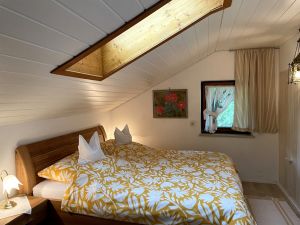 Doppelbett -
Kopf- und Fußteil verstellbar - Bild 8: Ferienwohnung Greif in Garmisch-Partenkirchen