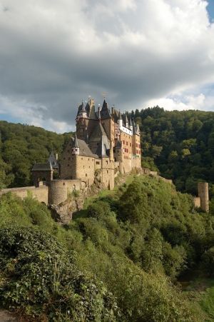 Unweit entfernt liegt die traumhafte Burg Eltz, welche früher auf dem 50Dm-Schein zu sehen war. - Bild 13: Eifel-Mosel ***Ferienwohnung Alte Schmiede I