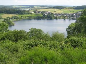 Besonders für ältere Menschen ist das Schalkenmehrener-Maar gut zu erkunden, da ein schöner Rundweg um das Maar angelegt ist. - Bild 16: Eifel-Mosel ***Ferienwohnung Alte Schmiede I
