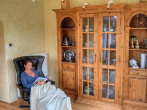 -Relaxsessel
-Holzschrank mit Gläsern - Bild 11: Ferienhaus Allgäuperle, Perle in malerischer Landschaft des Allgäus