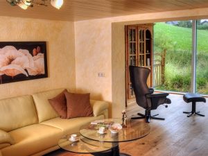 Wohnzimmer mit Blick auf Wintergarten - Bild 10: Ferienhaus Allgäuperle, Perle in malerischer Landschaft des Allgäus