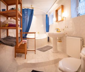 Eckbadewanne, WC - Bild 9: Panorama Ferienhaus am Waldrand - kompl. eingezäunt