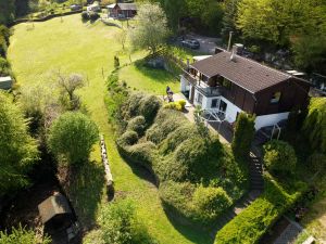 Bild 1: Panorama Ferienhaus am Waldrand - kompl. eingezäunt