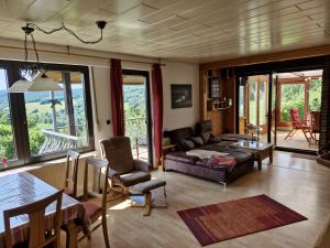 Mit Esstisch - Bild 4: Panorama Ferienhaus am Waldrand - kompl. eingezäunt