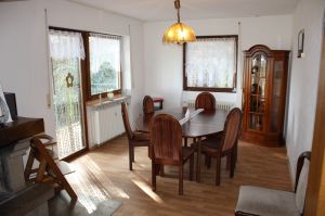 Die großzügige Essecke hat einen Ausgang zum Balkon. - Bild 2: Ferienwohnung EifelNatur 2 - großzügige FeWo für bis zu 7 Personen