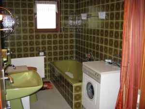 Großes Bad mit Dusche, Badewanne, WC, Bidet und Waschbecken - Bild 8: Ferienwohnung EifelNatur 2 - großzügige FeWo für bis zu 7 Personen