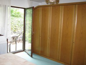 Großzügiges Schlafzimmer mit Kleiderschrank und Zugang nach Außen - Bild 7: Ferienwohnung EifelNatur 2 - großzügige FeWo für bis zu 7 Personen