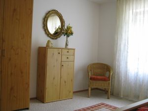 großzügiges Schlafzimmer mit Schrank, Kommode und Sitzecke - Bild 10: Ferienwohnung EifelNatur 2 - großzügige FeWo für bis zu 7 Personen