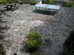 Gemeinschaftsterrasse mit Tischtennisplatte - Bild 14: Ferienwohnung EifelNatur 2 - großzügige FeWo für bis zu 7 Personen