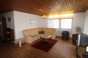 Mit großer Sofaecke. - Bild 1: Ferienwohnung EifelNatur 2 - großzügige FeWo für bis zu 7 Personen