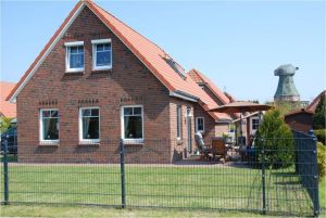 großer Garten mit Spielwiese und Sonnenterrasse, komplett mit 1,20 m hohen Zaun eingezäunt - Bild 1: Ferienhaus Küstenperle, WLAN, NR, eingezäunter Garten 1,20m, strandnah