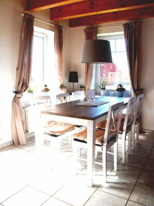 mit großem Tisch und Sitzplätzen für 6 Personen plus ein Kleinkind - Bild 3: Ferienhaus Küstenperle, WLAN, NR, eingezäunter Garten 1,20m, strandnah