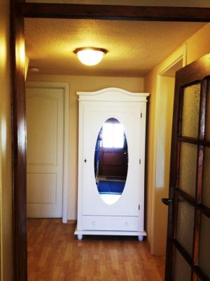 Links zu den Schlafräumen, rechts geht es in das Wohn-/Eßzimmer - Bild 6: Hundefreundliches Ferienhaus im schönen Ostseebad Prerow