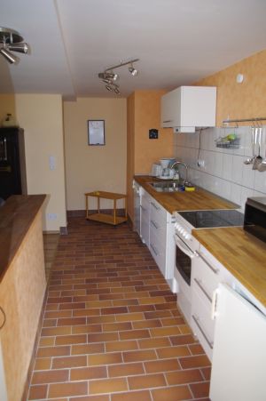 Sie ist neu und mit Herd, Kühlschrank, Mikrowelle, Backofen, Geschirrspüler etc. ausgestattet. - Bild 8: Hundefreundliches Ferienhaus im schönen Ostseebad Prerow