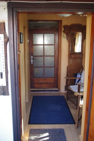 Garderobe mit kleiner Sitzgelegenheit,
links geht es in die Veranda. - Bild 4: Hundefreundliches Ferienhaus im schönen Ostseebad Prerow