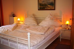 Bequemes Doppelbett - Bild 9: Hundefreundliches Ferienhaus im schönen Ostseebad Prerow