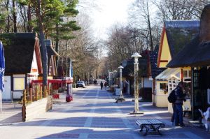 Zurück geht es durch die Strandbudengasse, Fisch, Eis, Grog oder Erfrischendes, Essen und eine Pudelmütze, alles da. - Bild 23: Hundefreundliches Ferienhaus im schönen Ostseebad Prerow