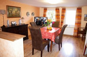 4 bis 6 Personen können hier sitzen, der Tisch ist ausziehbar.
Stereoanlage und gr. Fernseher (für Sport- und Filmliebhaber). - Bild 7: Hundefreundliches Ferienhaus im schönen Ostseebad Prerow