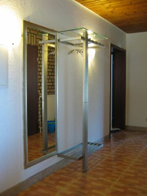 Flur mit Eingangsbereich und Garderobe - Bild 1: Ferienwohnung EifelNatur 1 - großzügige und komfortable FeWo nmit Terrasse