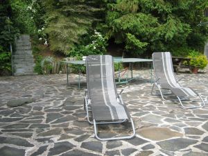 mit Sonnenliegen und Tischtennisplatte - Bild 25: Ferienwohnung EifelNatur 1 - großzügige und komfortable FeWo nmit Terrasse