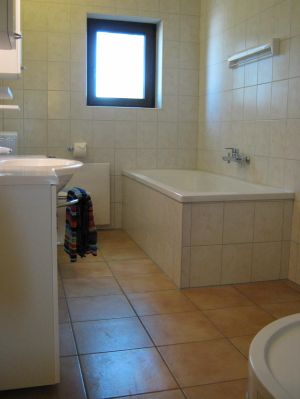 Großes Bad mit Dusche und Badewanne - Bild 12: Ferienwohnung EifelNatur 1 - großzügige und komfortable FeWo nmit Terrasse