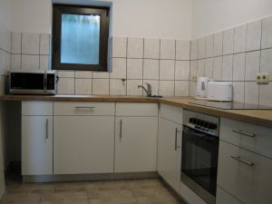Küche mit Ceranfeld, Backofen, Geschirrspülmaschine, Mikrowelle, Toaster und Wasserkocher - Bild 9: Ferienwohnung EifelNatur 1 - großzügige und komfortable FeWo nmit Terrasse