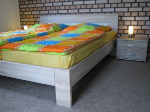 Doppelbett im Schlafzimmer 1 - Bild 13: Ferienwohnung EifelNatur 1 - großzügige und komfortable FeWo nmit Terrasse