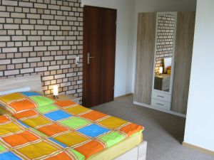 Doppelbett und großer Kleiderschrank - Bild 14: Ferienwohnung EifelNatur 1 - großzügige und komfortable FeWo nmit Terrasse