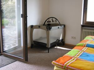 Kinderbett, Ausgang zur Terrasse - Bild 15: Ferienwohnung EifelNatur 1 - großzügige und komfortable FeWo nmit Terrasse