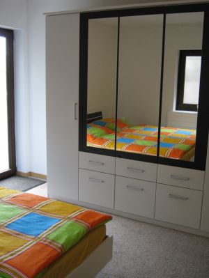 großer Schrank, Ausgang zur Terrasse - Bild 18: Ferienwohnung EifelNatur 1 - großzügige und komfortable FeWo nmit Terrasse