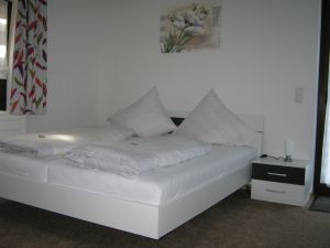 Doppelbett - Bild 17: Ferienwohnung EifelNatur 1 - großzügige und komfortable FeWo nmit Terrasse