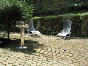 Terrasse mit Grill und Sonnenliegen - Bild 21: Ferienwohnung EifelNatur 1 - großzügige und komfortable FeWo nmit Terrasse