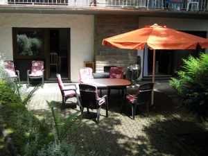 Terrasse mit Gartenbestuhlung. Durchgang zum Esszimmer. - Bild 22: Ferienwohnung EifelNatur 1 - großzügige und komfortable FeWo nmit Terrasse