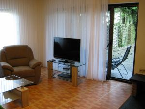 Wohnzimmer mit HD-Flachbild-TV, Sat-Empfang, DVD-Player, große Schiebetür mit Ausgang zur Terrasse - Bild 2: Ferienwohnung EifelNatur 1 - großzügige und komfortable FeWo nmit Terrasse